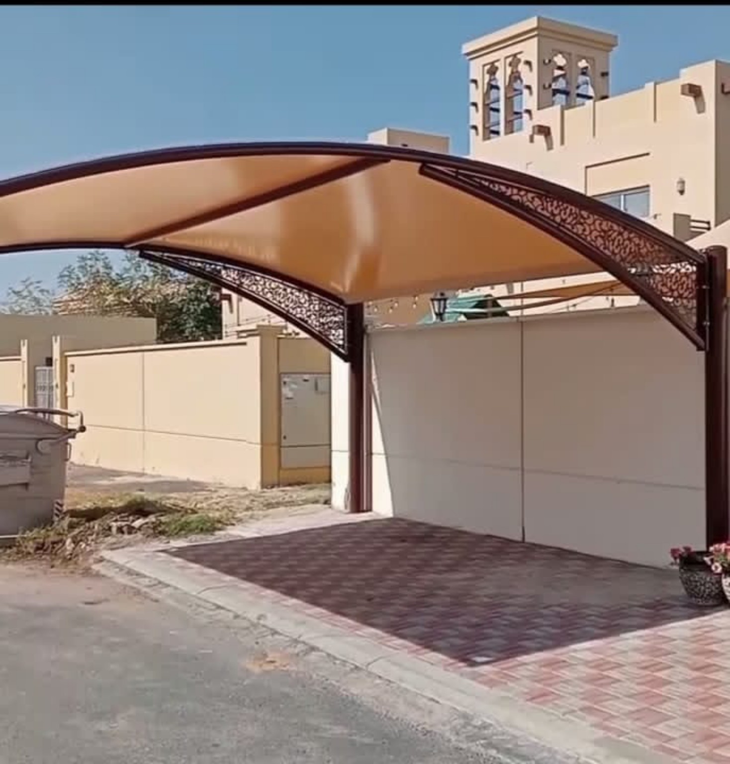 مظلة سيارة منحنية مزخرفة للفلل في الإمارات