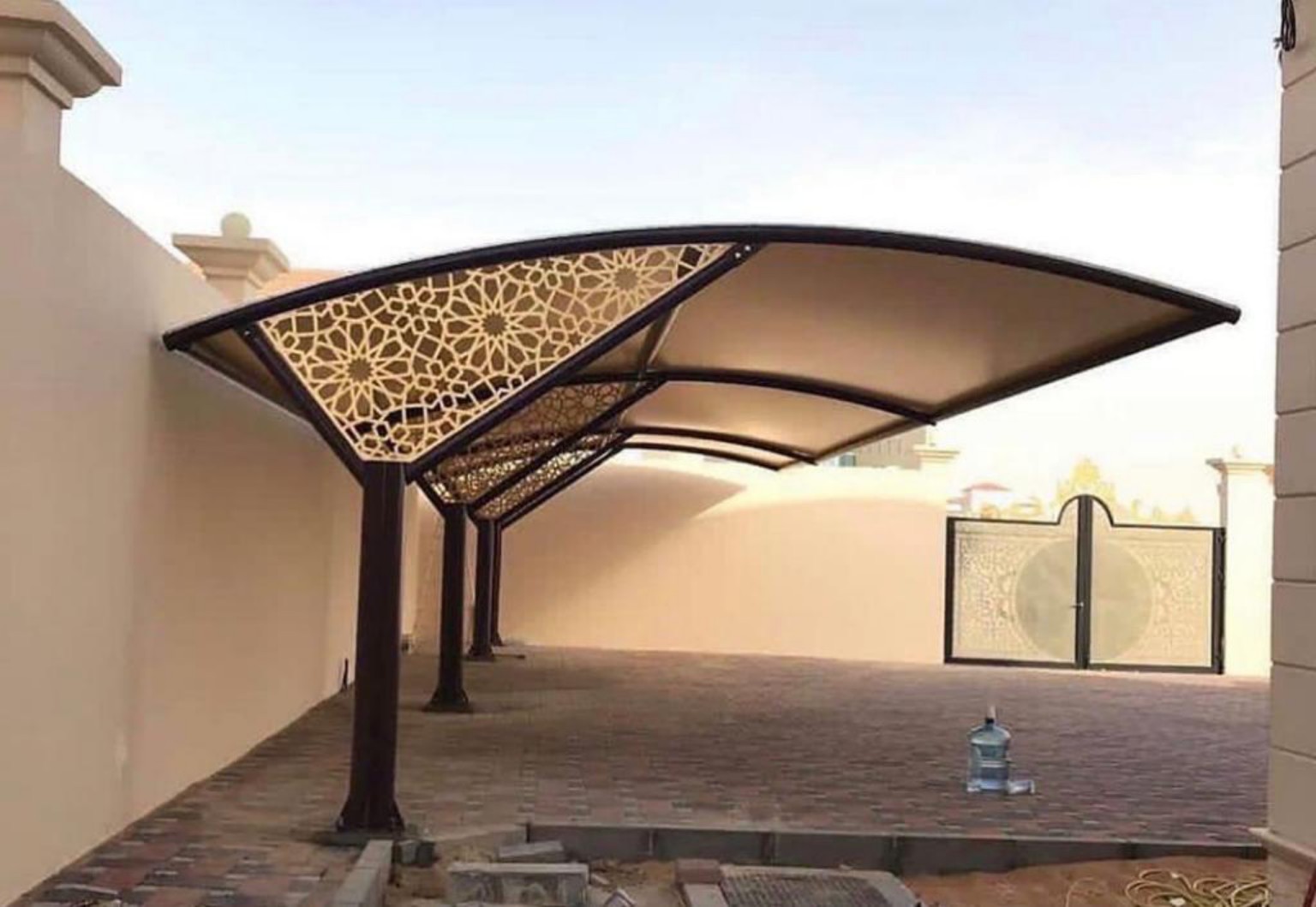 مظلة سيارات كابولي مزخرفة بالليزر في الإمارات