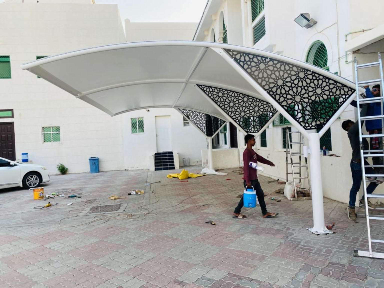 صور مظلات سيارات بيضاء مزخرفة في الإمارات